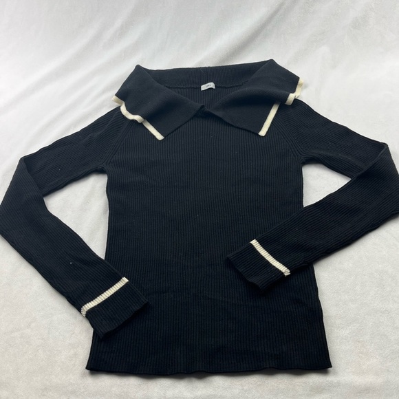 NWOT IĒNA black long sleeve sweater with white detail. E37 - Picture 1 of 5